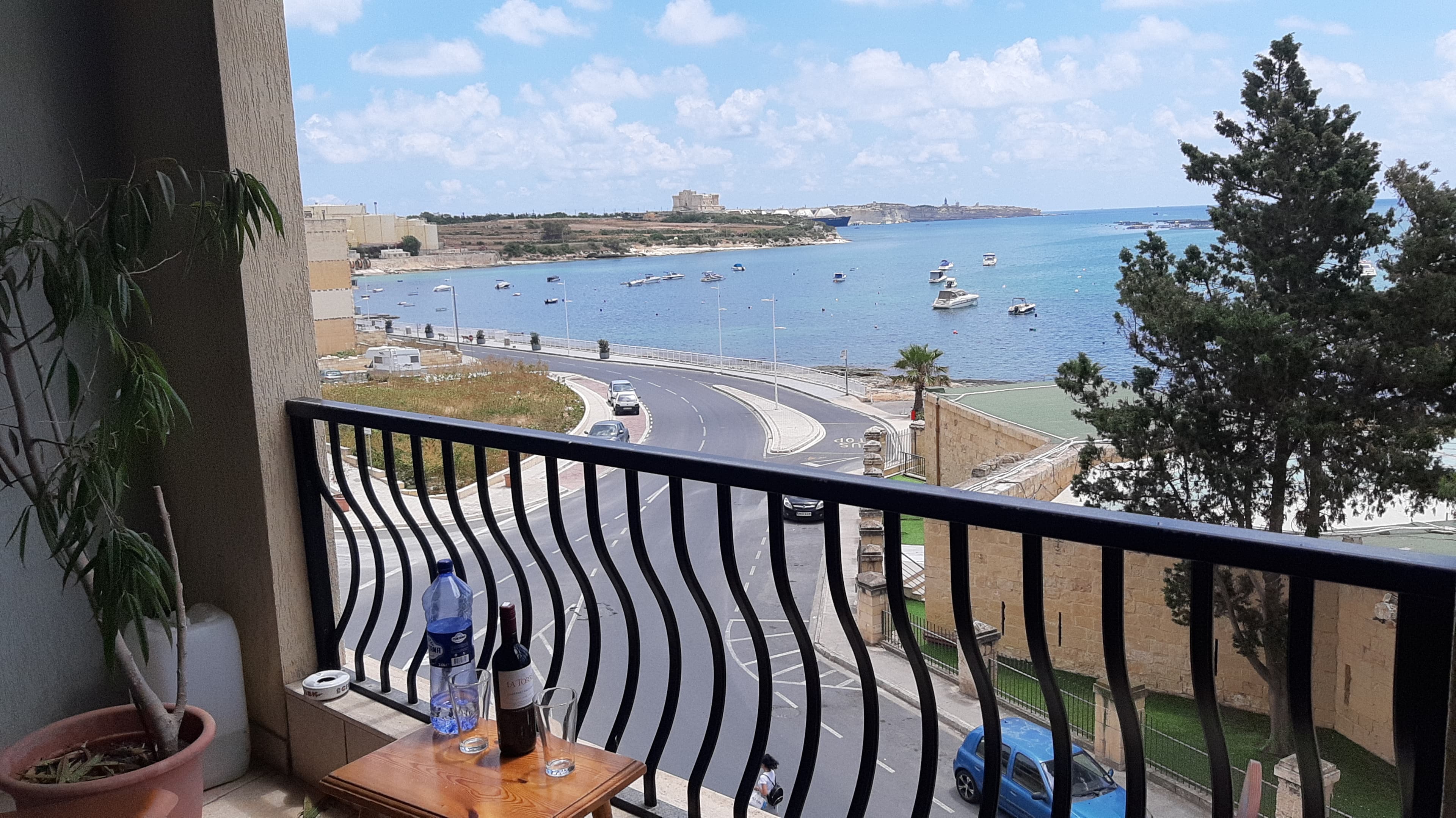 Seafront 3 bedroom, 3 terraces, roof BQ apartment - Image 1